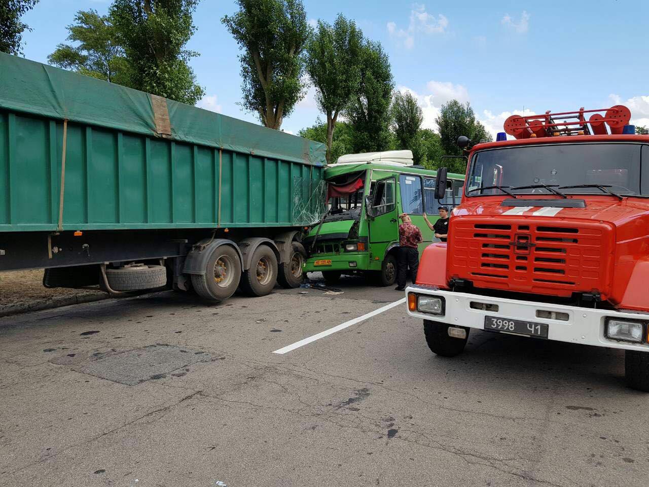 Новость - События - Пострадали 13 человек: в Каменском столкнулись грузовик и маршрутка