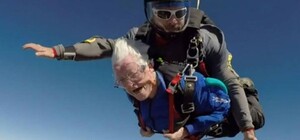 Вот это да: 71-летняя бабушка на инвалидной коляске прыгнула с парашютом
