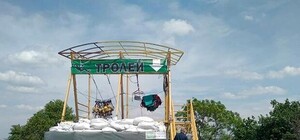 Больше не застрянешь: троллей возле Арки дружбы народов демонтируют