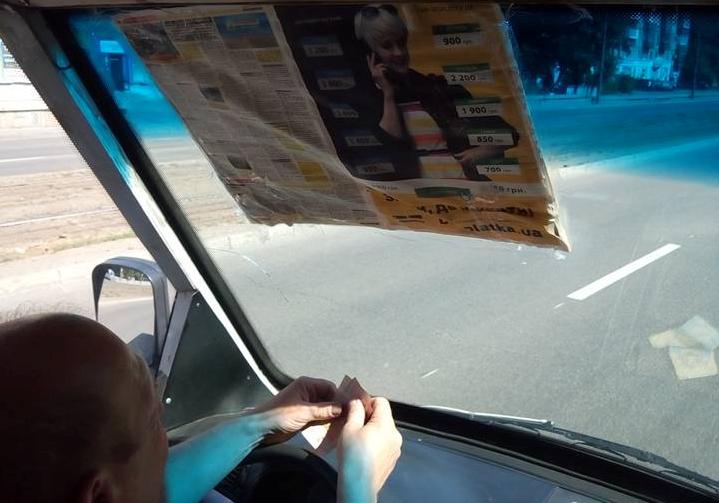 Газеты на лобовом стекле днепровских маршруток. Фото: Fb Ольга Ольховик
