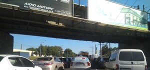 Смотри, не застрянь: в Харькове на проспекте Гагарина образовалась длинная пробка