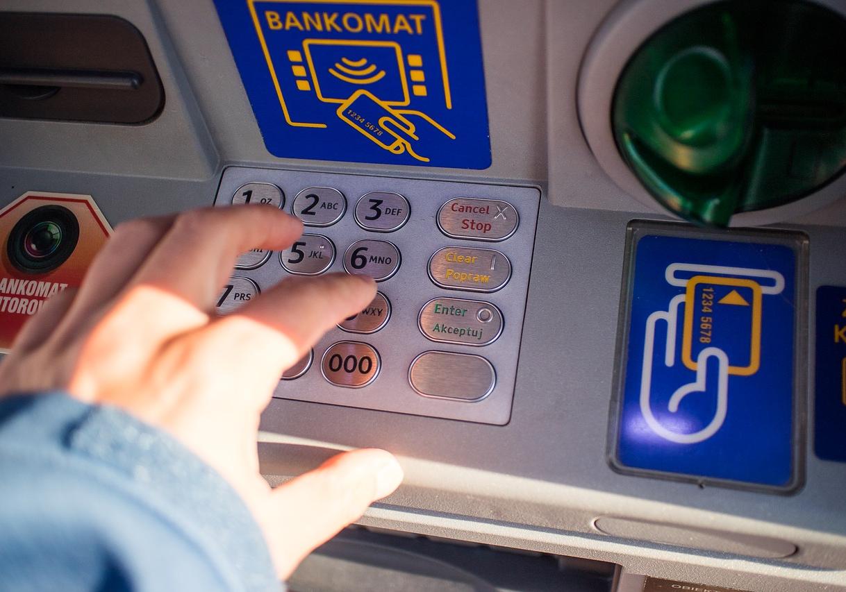 Деньги через банкомат снимали со счетов клиентов | PEXELS