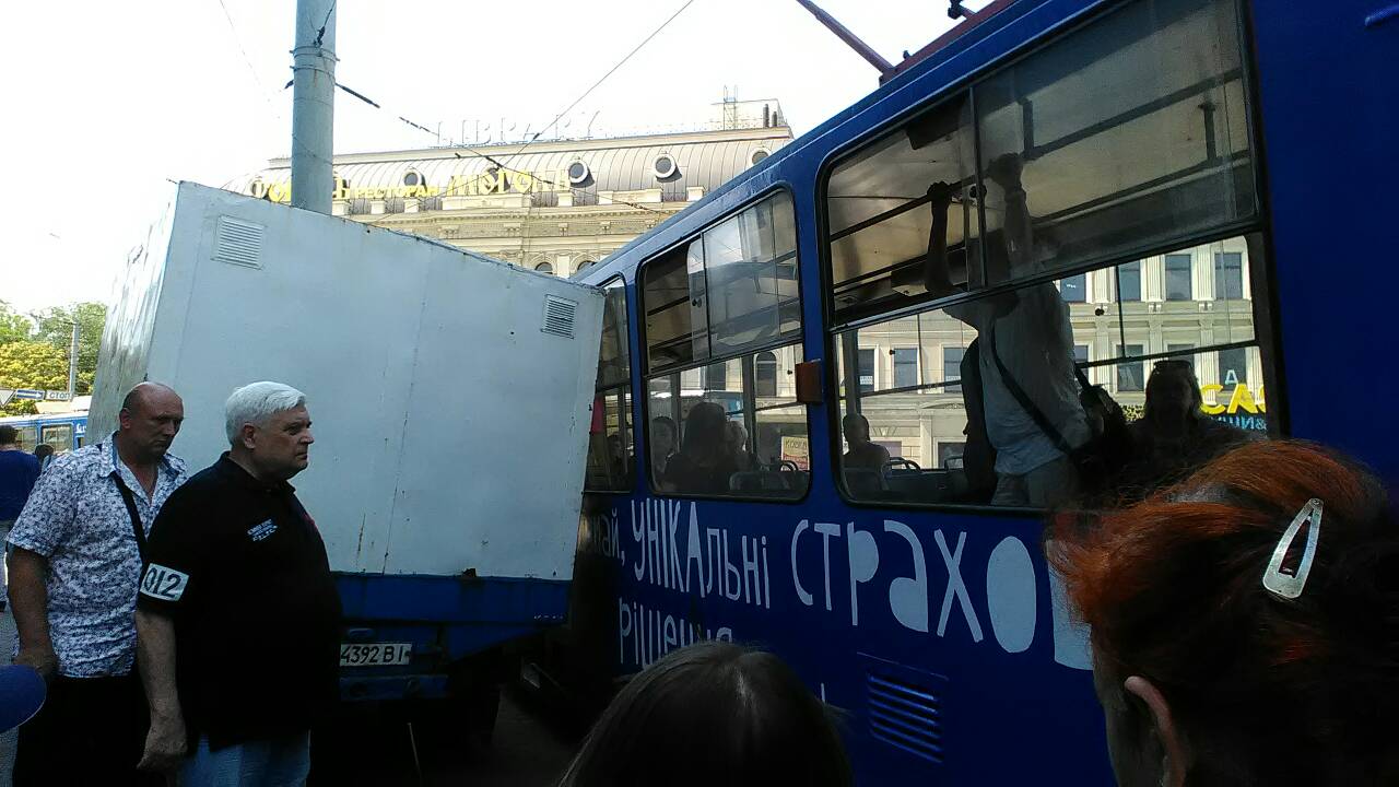 Трамвай прижался к припаркованной Газели. Все фото: "Наше місто"