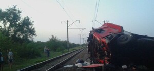 На трассе под Днепром фура упала с моста на железную дорогу: водитель в больнице