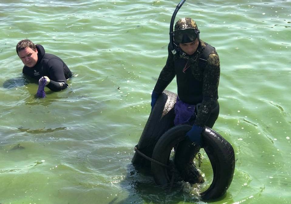 Из воды на Фестивальном причале вытащили несколько мешков мусора. Фото: fb Руслан Стрельцов