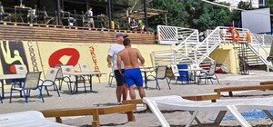 Наглость: на 10 станции Фонтана арендаторы пляжа выгнали одесситов с подстилкой