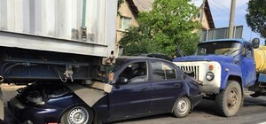 Масштабное ДТП под Запорожьем: на трассе столкнулись два грузовика и легковушка