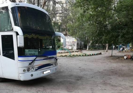 На Парусе автобус заехал во двор и разбудил детей. Фото Vgorode предоставили очевидцы