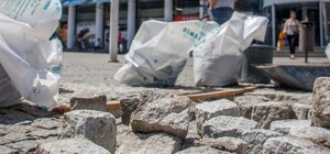 Под ногами развалиться не должна: на Европейской площади кладут новую брусчатку