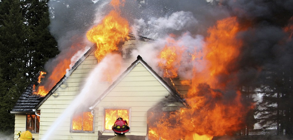 Пожар на даче забрал жизнь мужчины. Фото: shutterstock.com