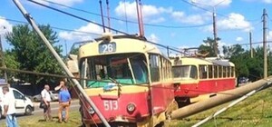Сбил два столба: в Харькове сошел с рельсов трамвай