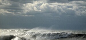 Напугал отдыхающих: на побережье Геническа начался шторм (ВИДЕО)