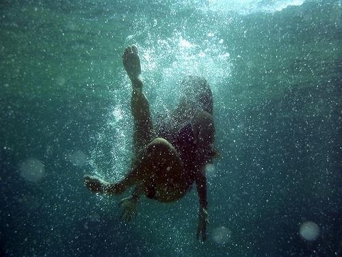 Женщина поплыла за кругом и чуть не утонула. Фото:ua.wallpapers-fenix.eu