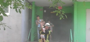 Несли детей на руках: в Харькове из-за пожара эвакуировали многоэтажку