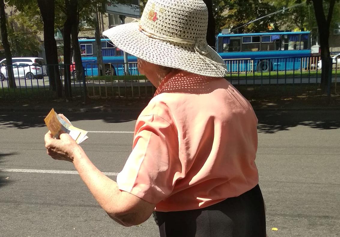 Бабушка ловит маршрутку с деньгами в фото: Fb Liliia Bogacheva