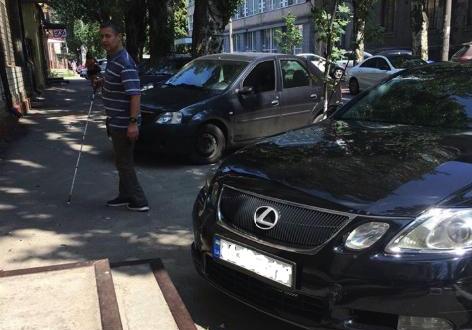 В Днепре машины заблокировали проход незрячему пешеходу; фото: fb Днепр, Украина