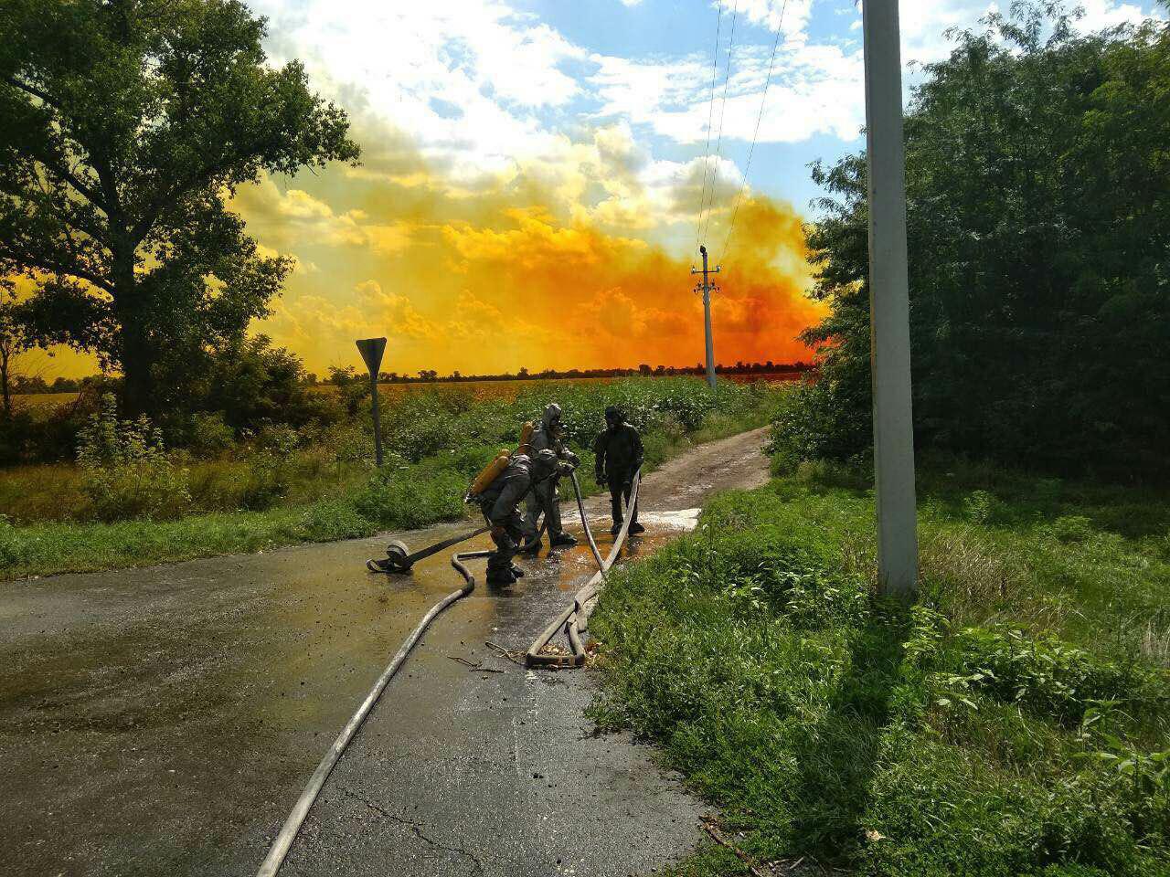 Спасатели борются с ядовитым облаком. Фото: пресс-служба ГСЧС.