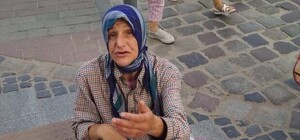 Фото розсекречення: стара львівська жебрачка виявилася молодою блондинкою