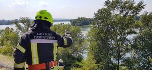 С Кайдакского моста машина слетела в кювет: образовалась тянучка