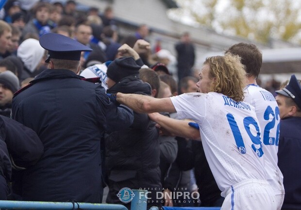 Беспорядки пытались прекратить и игроки "Днепра". Фото с официального сайта клуба.