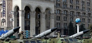 Танки в городе: в сети появилось впечатляющее видео движения колонны военной техники по центру Киева