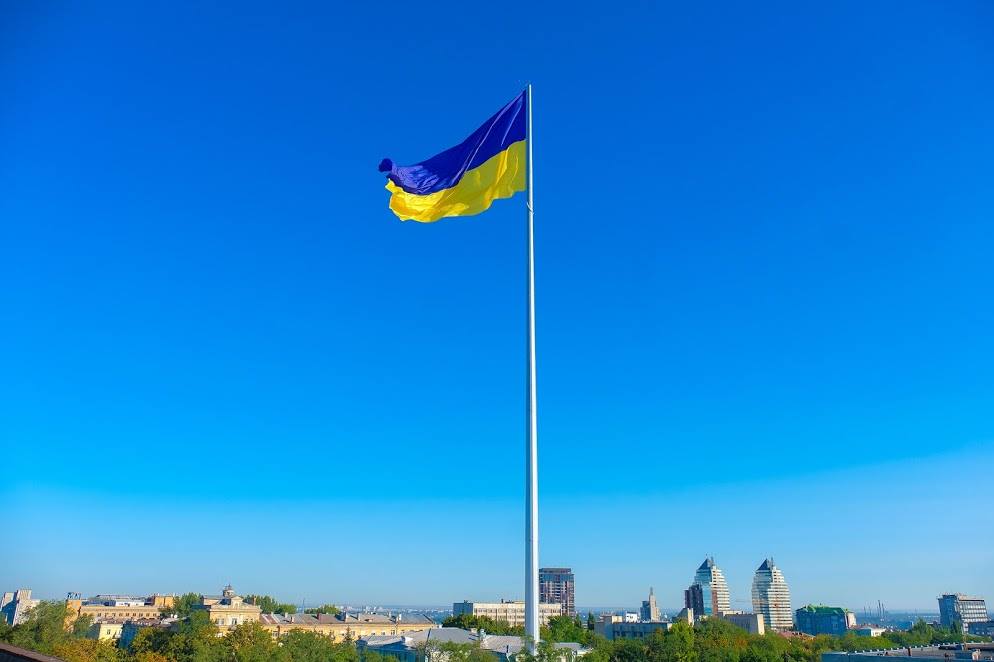 Подняли флаг над Днепром. фото: fb Юрий Голик