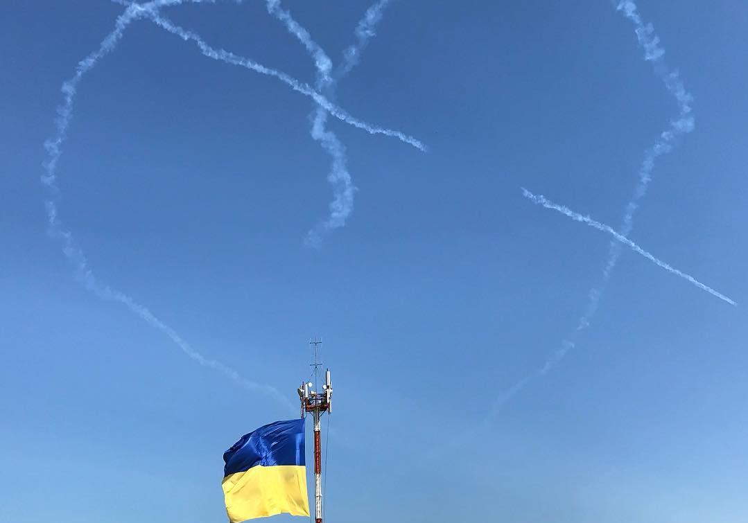 Новость - События - Сердца на небе, флаги и парашютисты: полюбуйся, что происходит на аэродроме в Майском