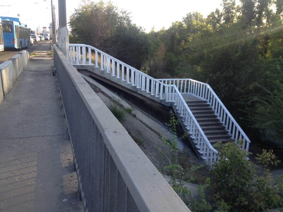Новость - События - Деньги на ветер: на Новом мосту покрасили лестницу, ведущую в никуда