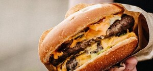 Все по 29 гривен: на майдане открылась точка с хот-догами и бургерами Dogz&Burgerz