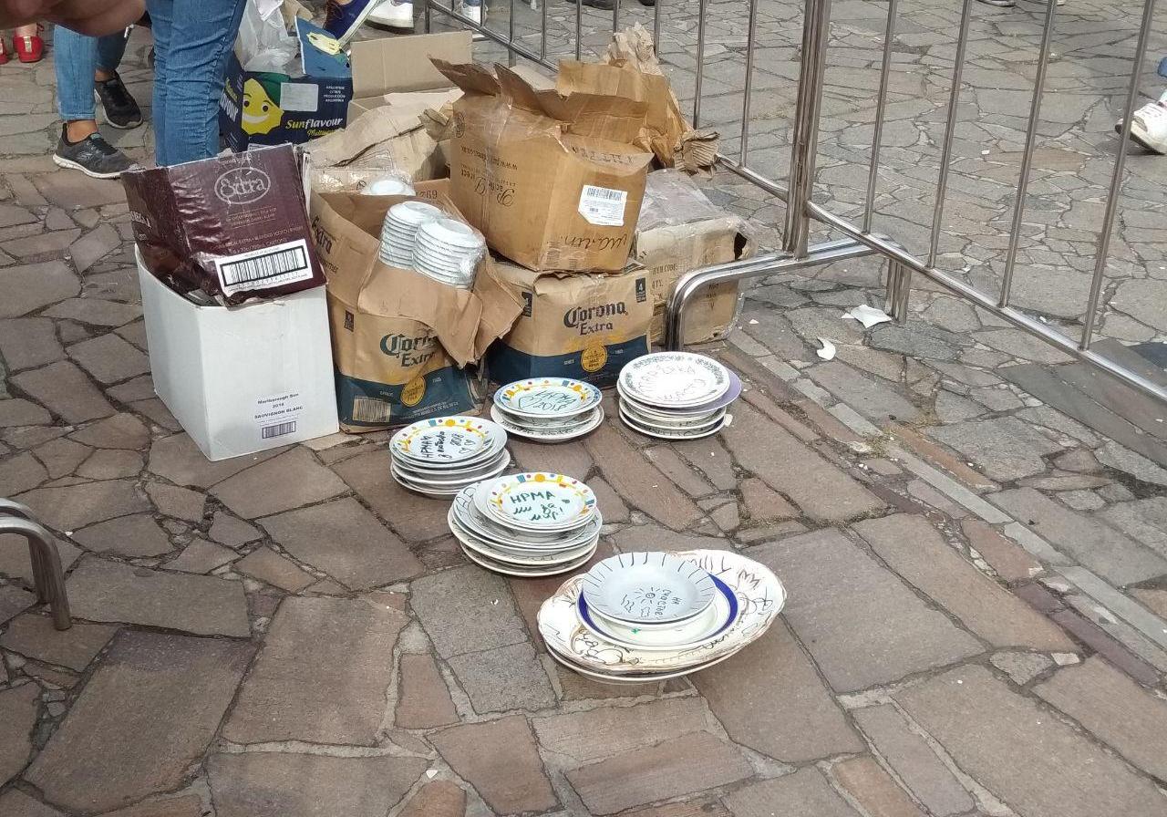 Новость - События - На счастье: возле цирка разбили 5 тысяч тарелок