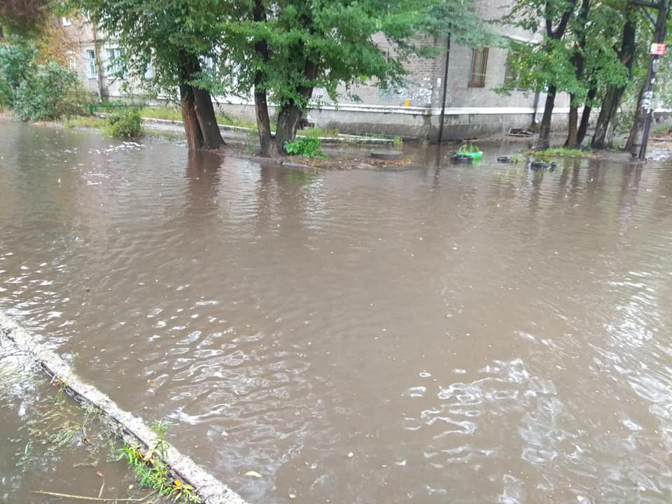 Фото: Дмитрий Ласт. Улицу Софьи Ковалевской в Днепре затопило.