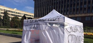 Добивается справедливости: под стенами ОГА запорожец устроил бессрочную голодовку