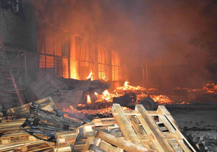 Новость - События - Ночью в Днепре загорелись склады: пожар тушили 3 часа (ВИДЕО)