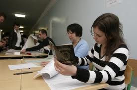 В Хортицком районе членов комиссии не выпускают из здания школы?