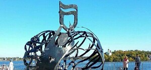 Железное сердце: на Фестивальном установили новый талисман города