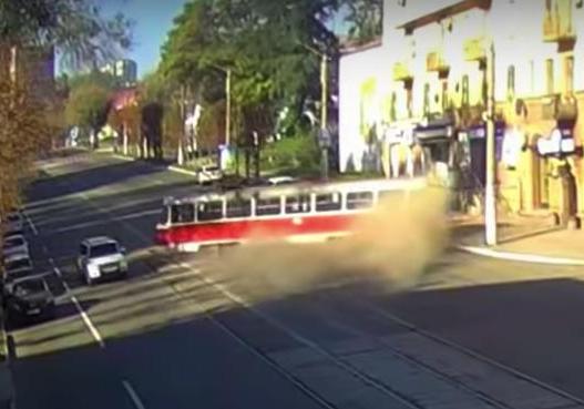 В Каменском трамвай слетел с рельсов. Скриншот с видео "безпечне місто"