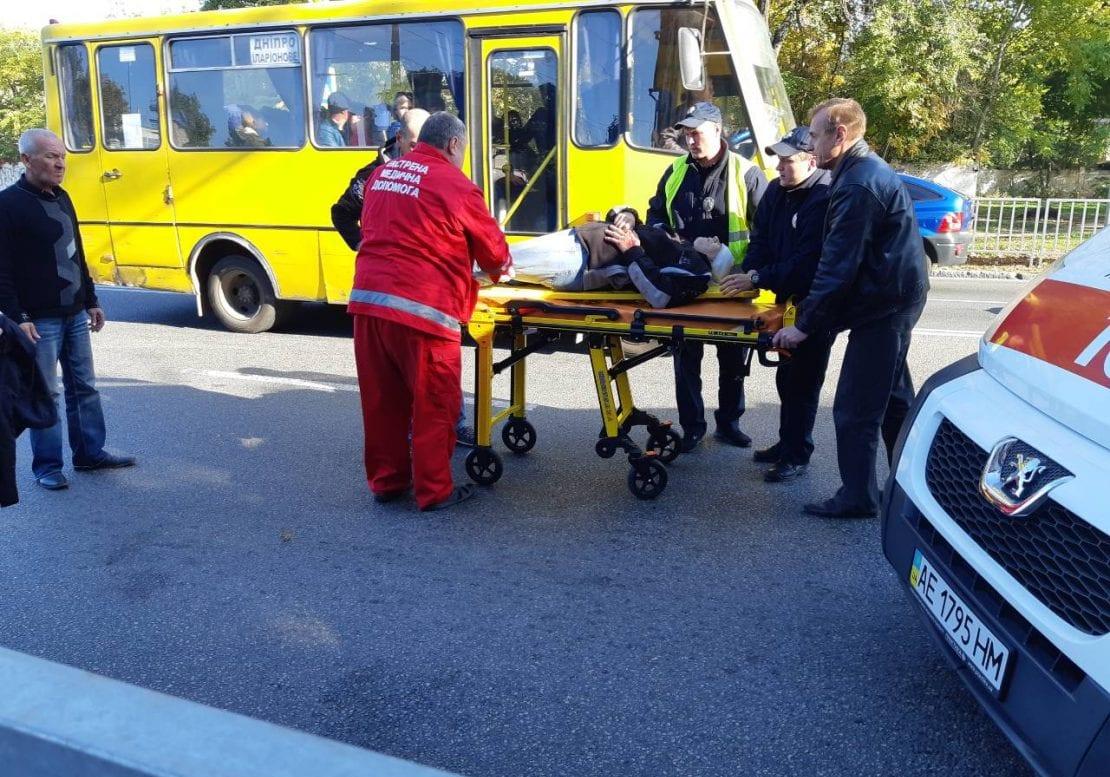 Автомобиль сбил мужчину на зебре | Фото: dnpr.com.ua