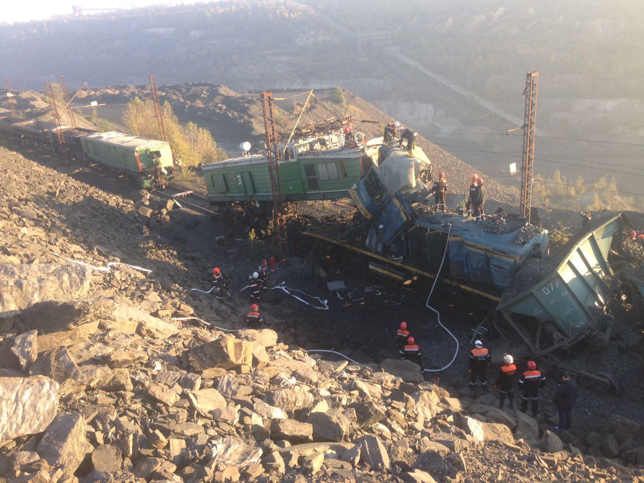 Авария с локомотивами в Кривом Роге. фото: ГСЧС