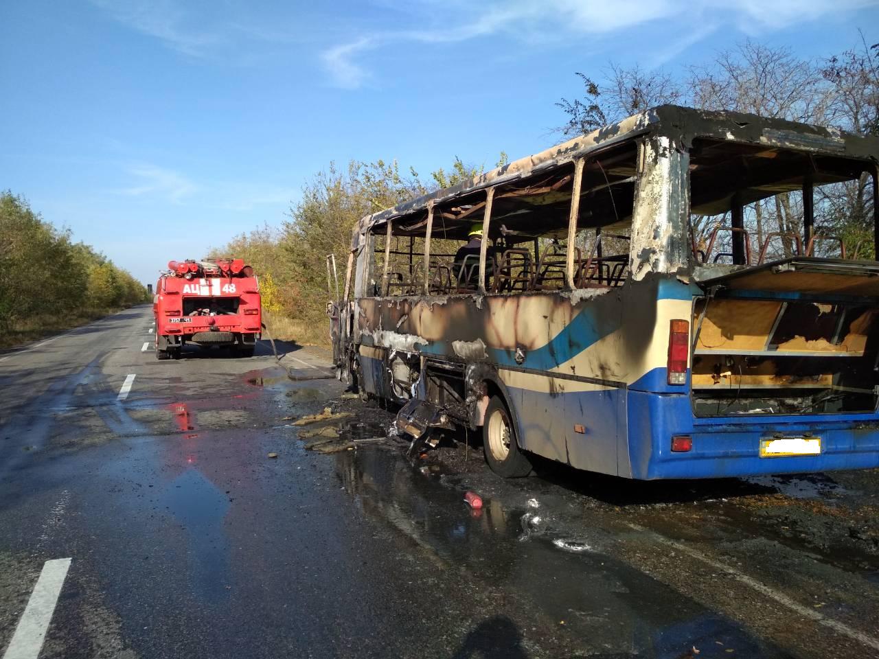 Под Днепром сгорел автобус. фото: ГСЧС