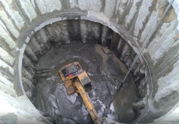 Во время строительства метро застрял экскаватор. фото: D1 CHANNEL
