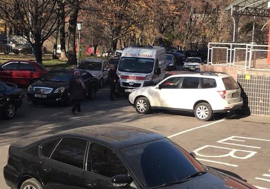 Автохамы заблокировали проезд медикам. фото: fb Александра Сова-Тимощенкова