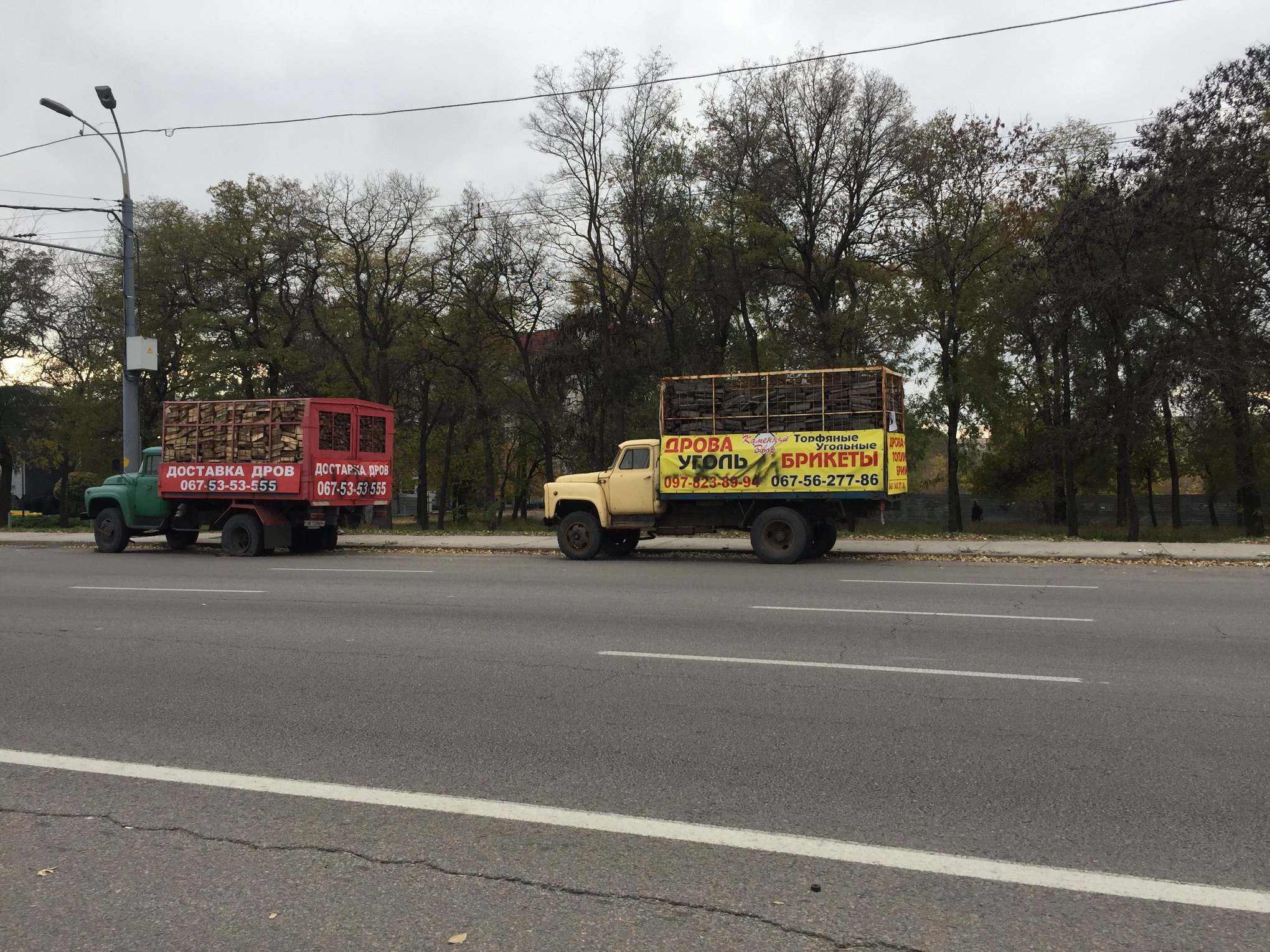 На Запорожском шоссе долго стоят грузовики с рекламой.фото: fb Сергей Барбашин