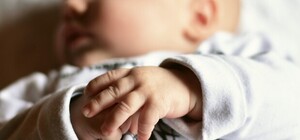 Ходила в трусах, дергала и орала на ребенка: смотри, как няня издевалась над младенцем (видео)