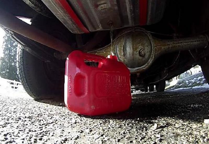Новость - События - Языковой барьер: иностранцы слили 460 литров топлива из фуры на глазах у водителя