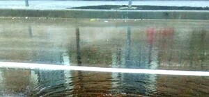 Фотофакт: в Симферополе из-под нового нового асфальта забил фонтан воды