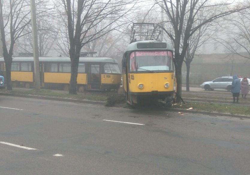 Трамвай слетел с рельсов на Рабочей