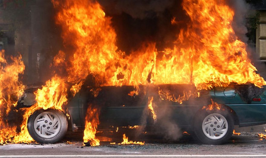 Новость - События - Ночной пожар: дорогие авто сгорели дотла
