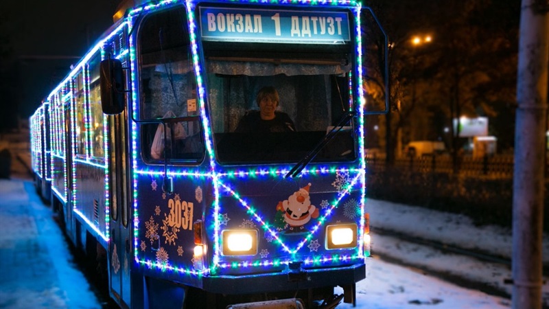 В Днепре пустили праздничный трамвай. Фото: dniprorada.gov.ua