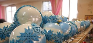 С фабрики — на елку: как под Харьковом делают новогодние украшения