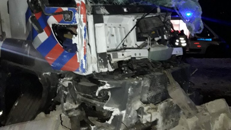 Новость - События - Не справился с управлением: грузовик КП врезался в кирпичный забор